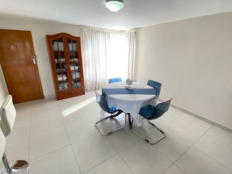 Spacious & Sunny 4-Bedroom Retreat with Panoramic Mountain Views - Photo 4