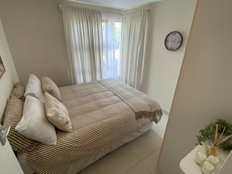 Spacious & Sunny 4-Bedroom Retreat with Panoramic Mountain Views - Photo 10