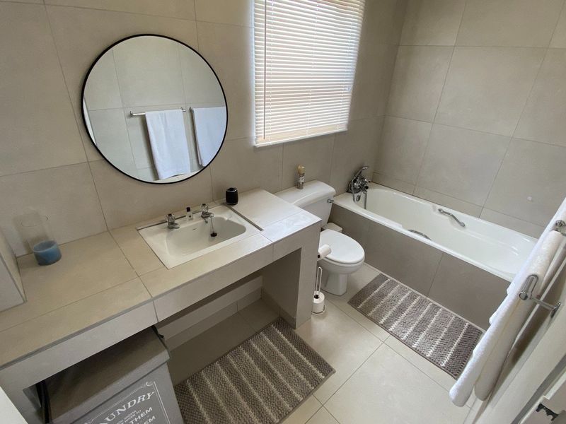 Spacious & Sunny 4-Bedroom Retreat with Panoramic Mountain Views - Photo 9