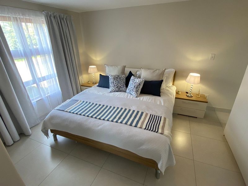 Spacious & Sunny 4-Bedroom Retreat with Panoramic Mountain Views - Photo 8