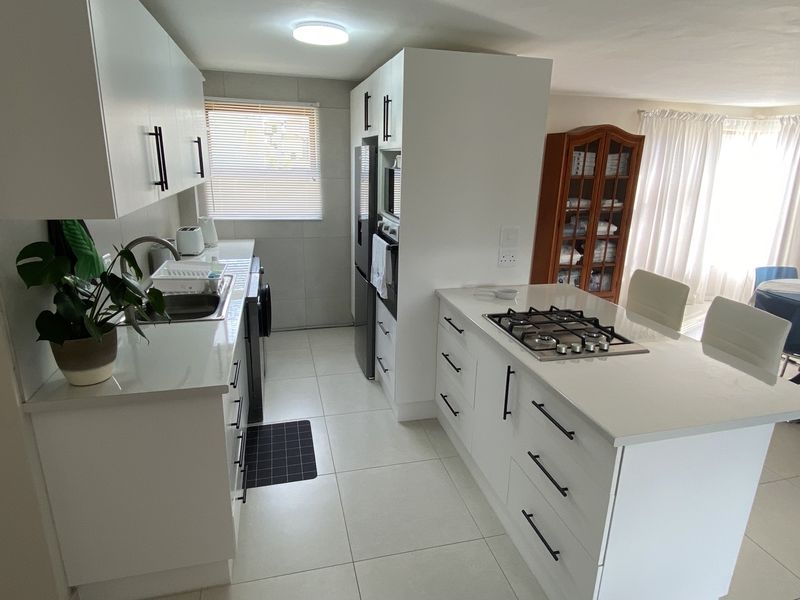 Spacious & Sunny 4-Bedroom Retreat with Panoramic Mountain Views - Photo 7