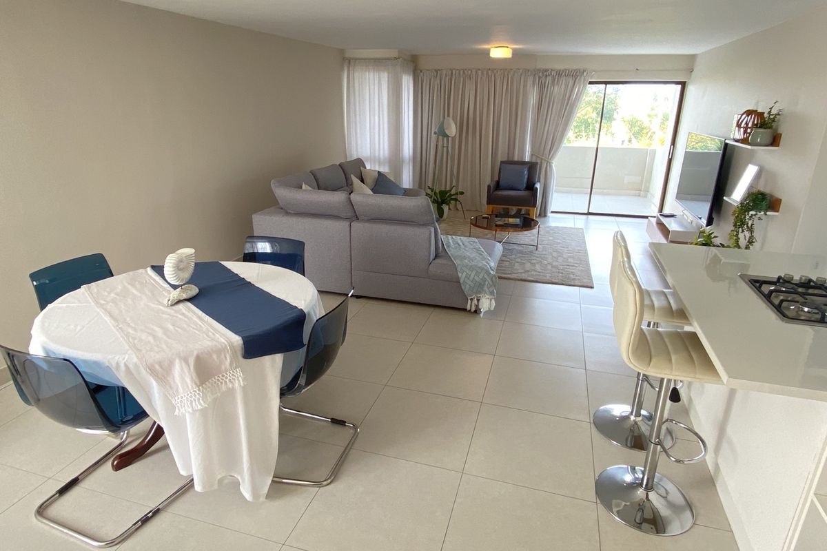 Spacious & Sunny 4-Bedroom Retreat with Panoramic Mountain Views - Photo 2