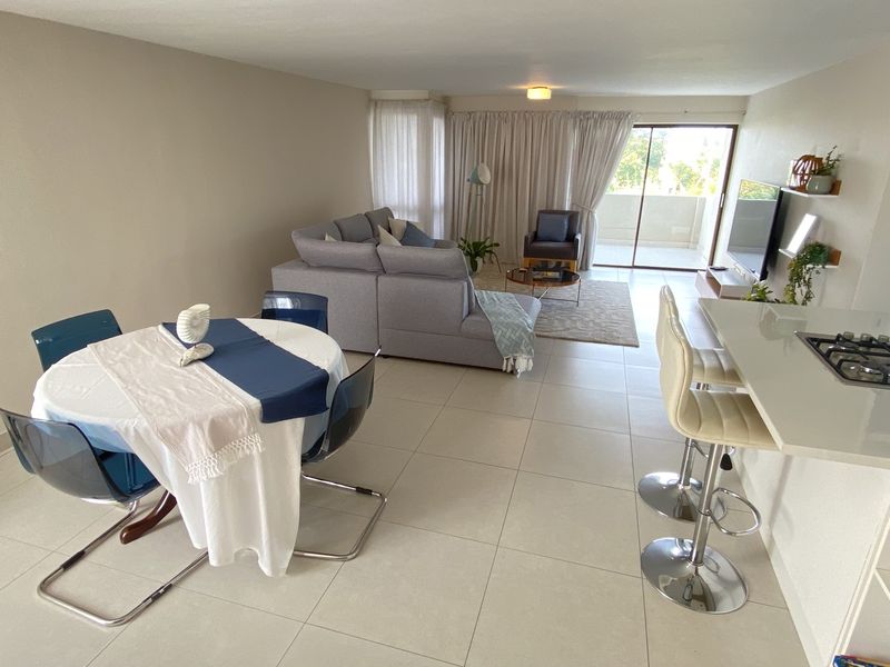 Spacious & Sunny 4-Bedroom Retreat with Panoramic Mountain Views - Photo 2