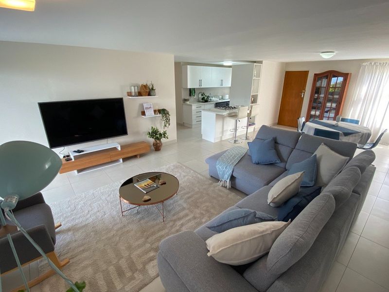Spacious & Sunny 4-Bedroom Retreat with Panoramic Mountain Views - Photo 1