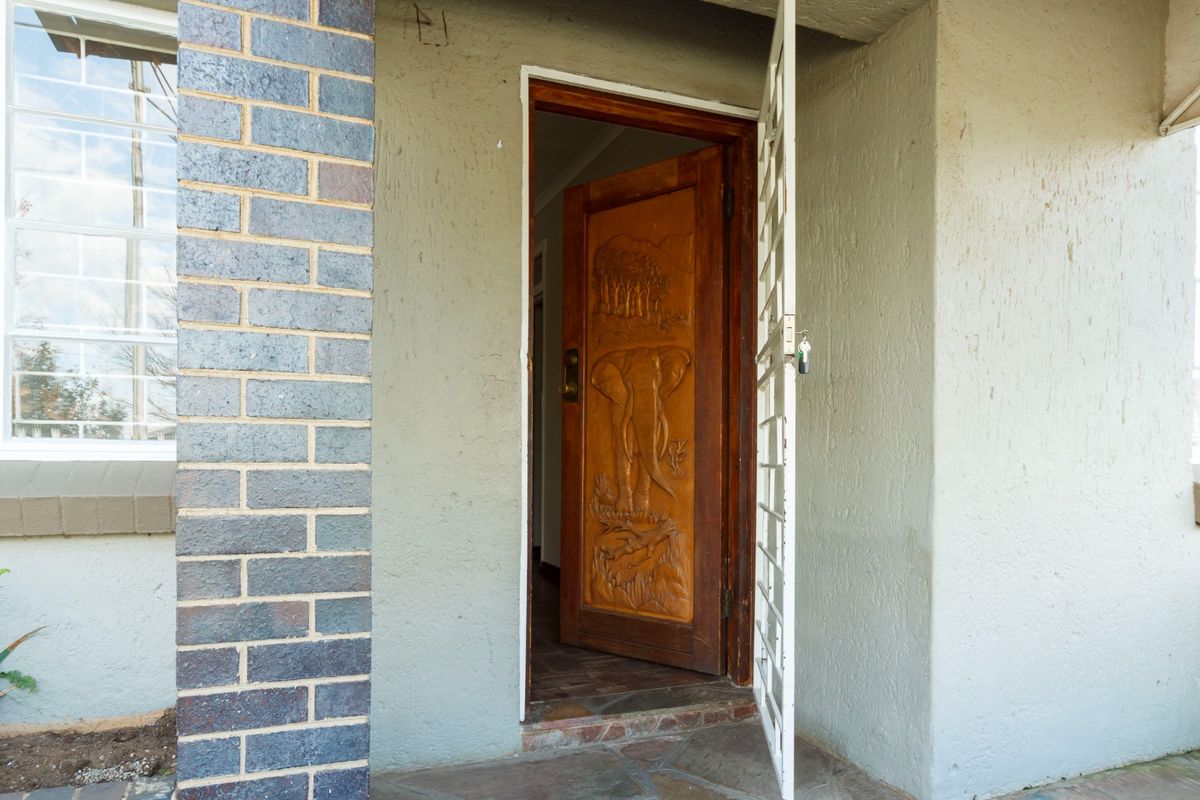 Spacious 5-Bedroom Family Home – Designed for Comfortable Living and Entertaining - Photo 2