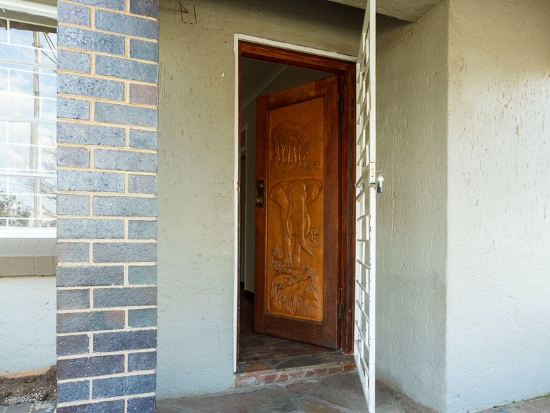 Spacious 5-Bedroom Family Home – Designed for Comfortable Living and Entertaining - Photo 2