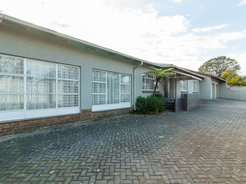 Spacious 5-Bedroom Family Home – Designed for Comfortable Living and Entertaining - Photo 1