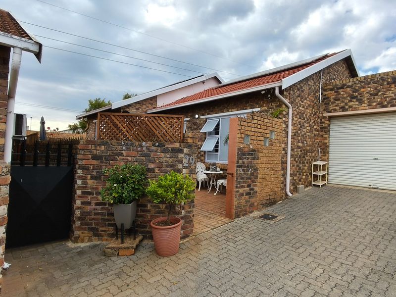 Noordheuwel Family Haven with Solar and Security - Photo 1