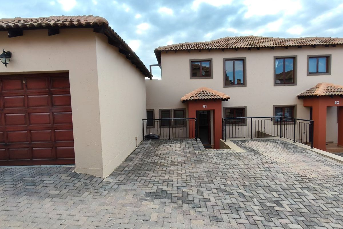 Chic Noordheuwel Townhouse with garden appeal - Photo 2