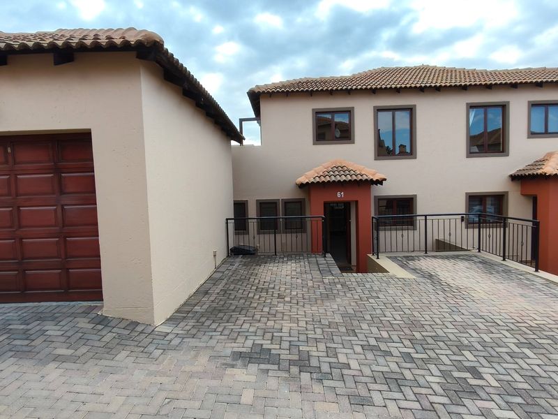 Chic Noordheuwel Townhouse with garden appeal - Photo 2