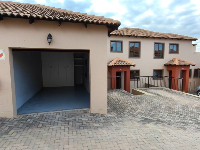 Chic Noordheuwel Townhouse with garden appeal - Photo 1