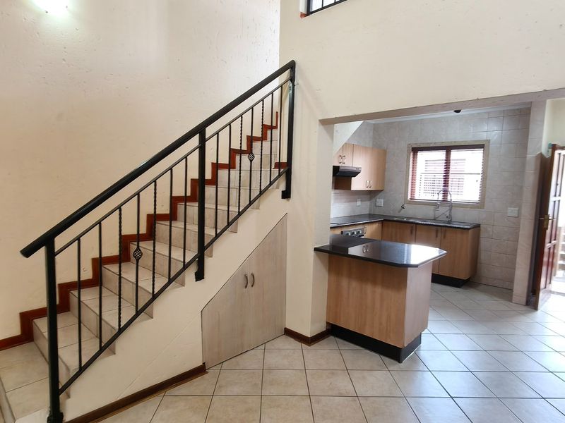 Chic Noordheuwel Townhouse with garden appeal - Photo 6