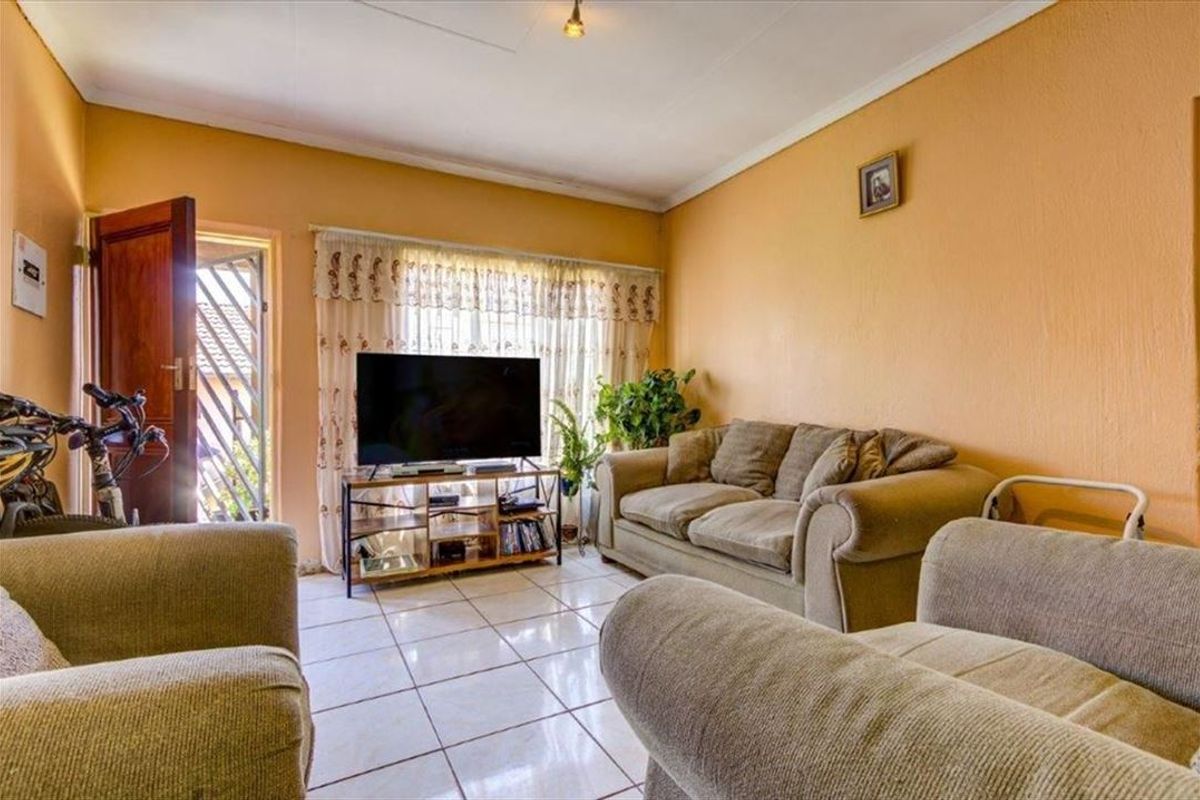 Neat and Comfortable Home - Photo 2