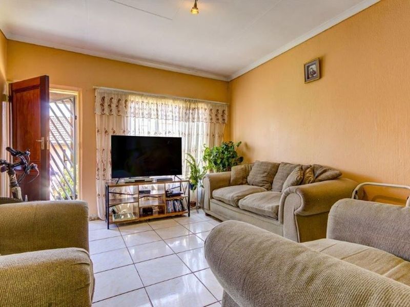 Neat and Comfortable Home - Photo 2