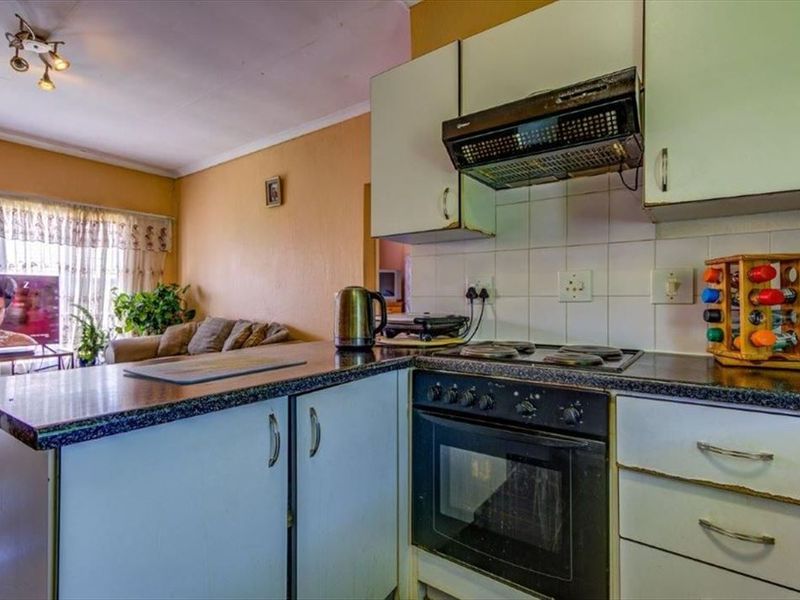 Neat and Comfortable Home - Photo 1