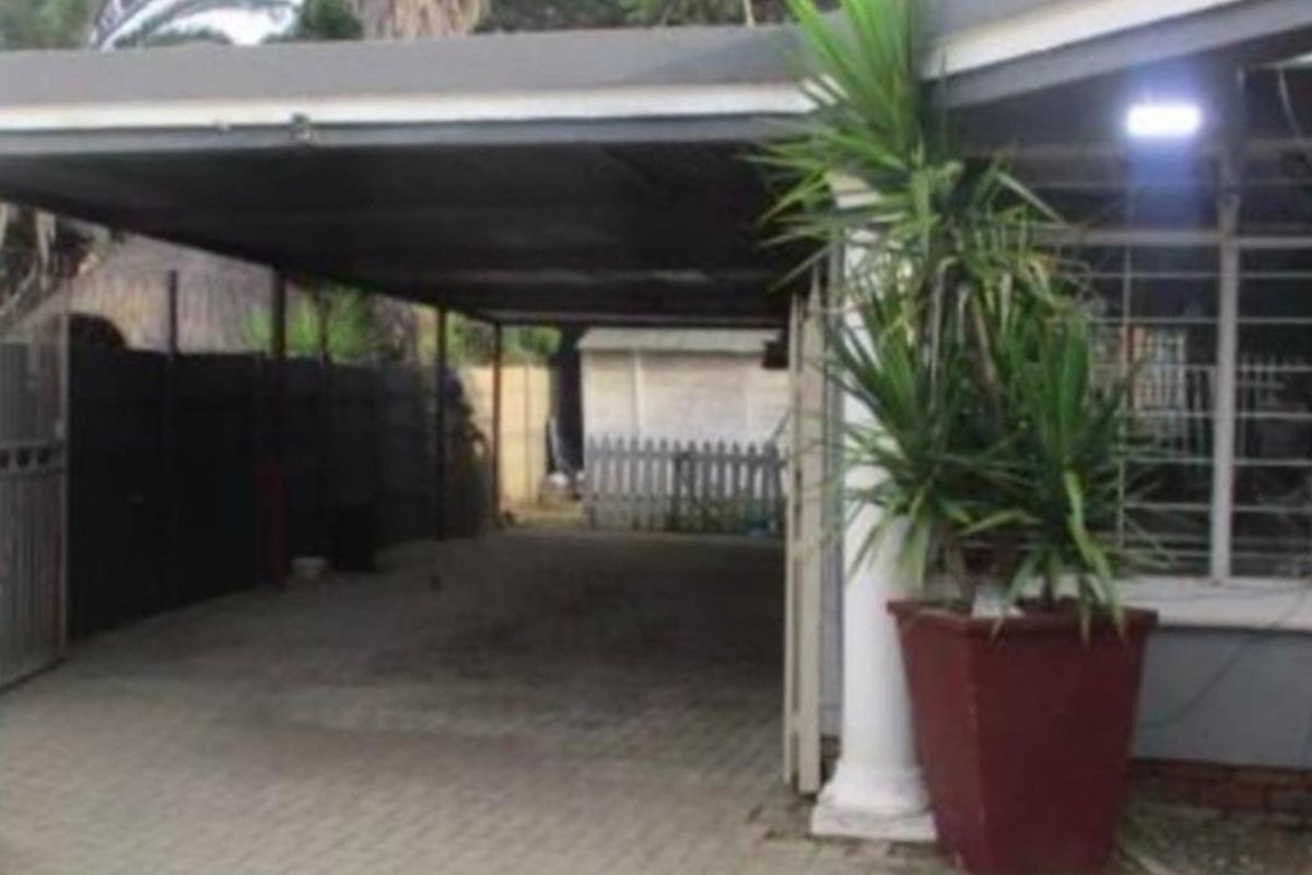 Spacious Family Home with Two Income-Generating Flatlets - Photo 3