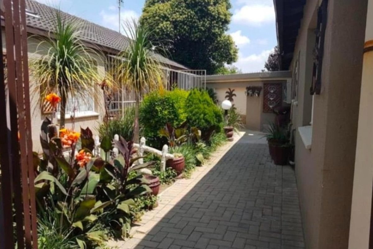 Spacious Family Home with Two Income-Generating Flatlets - Photo 4