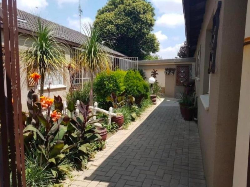 Spacious Family Home with Two Income-Generating Flatlets - Photo 4