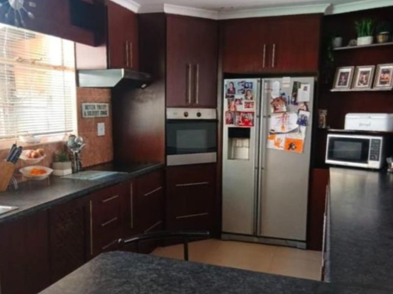 Spacious Family Home with Two Income-Generating Flatlets - Photo 10