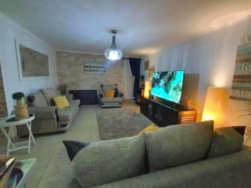 Spacious Family Home with Two Income-Generating Flatlets - Photo 8