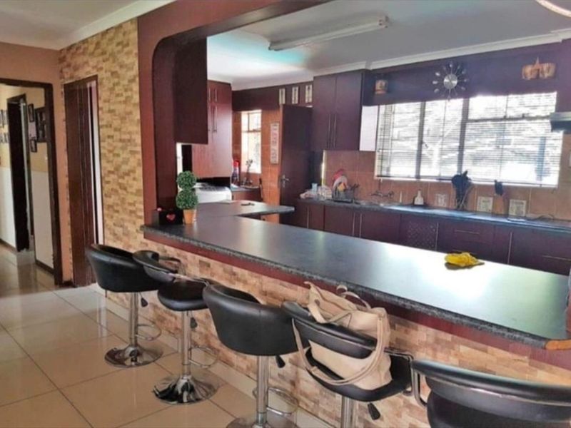 Spacious Family Home with Two Income-Generating Flatlets - Photo 9
