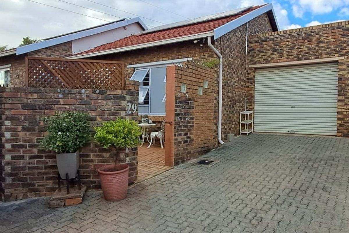 Stylish Modern Cluster Home in a Secure Estate - Photo 2