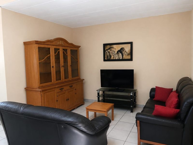 Two-Bedroom Townhouse with a Private Garden - Photo 6