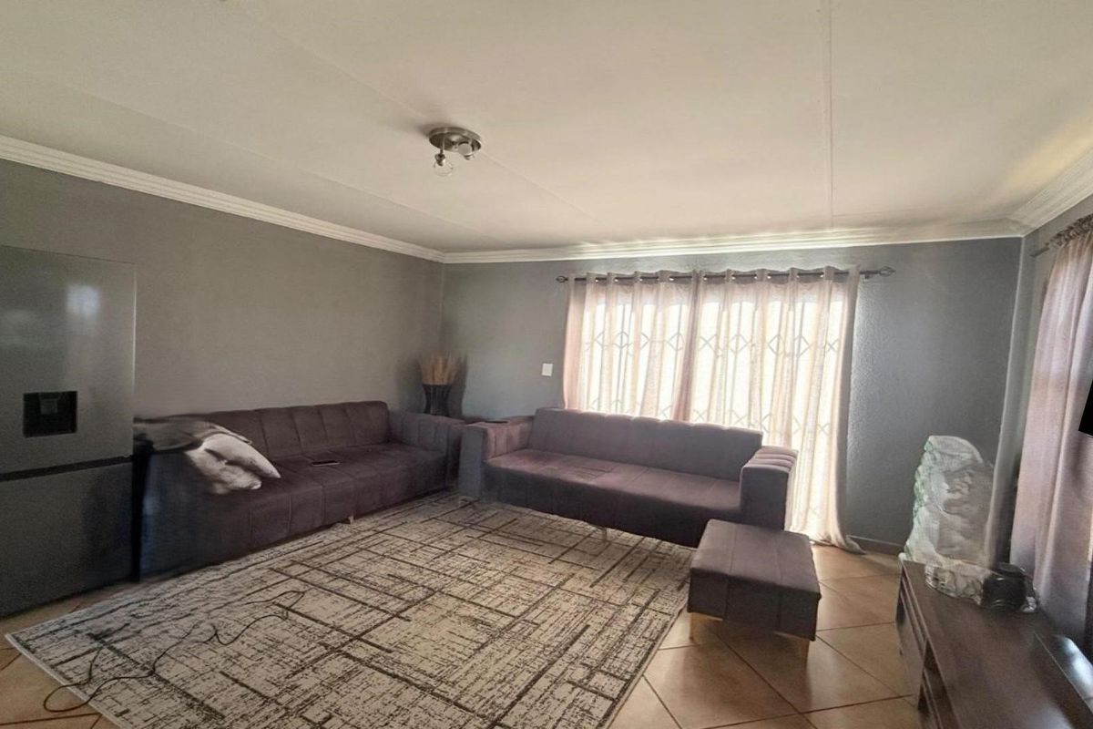 2 Bedroom Home in Vanderbijlpark - Photo 3