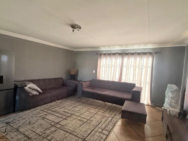 2 Bedroom Home in Vanderbijlpark - Photo 3