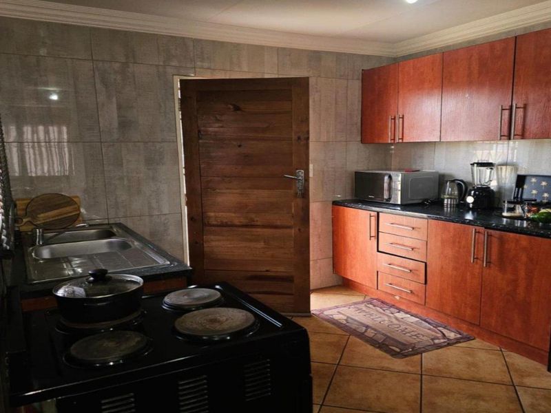 2 Bedroom Home in Vanderbijlpark - Photo 2