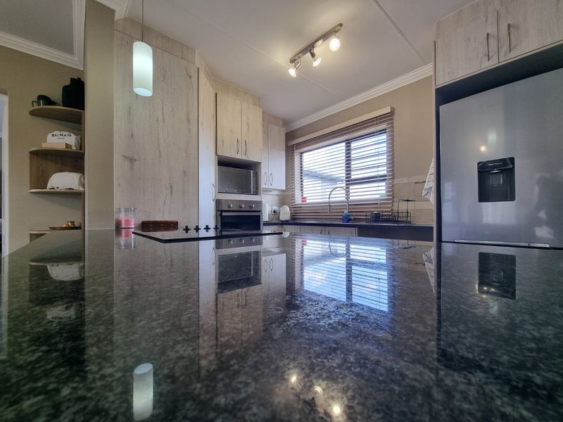 Amberfield City - 2 Bed + 2 Bath + 2 Carports - Photo 3