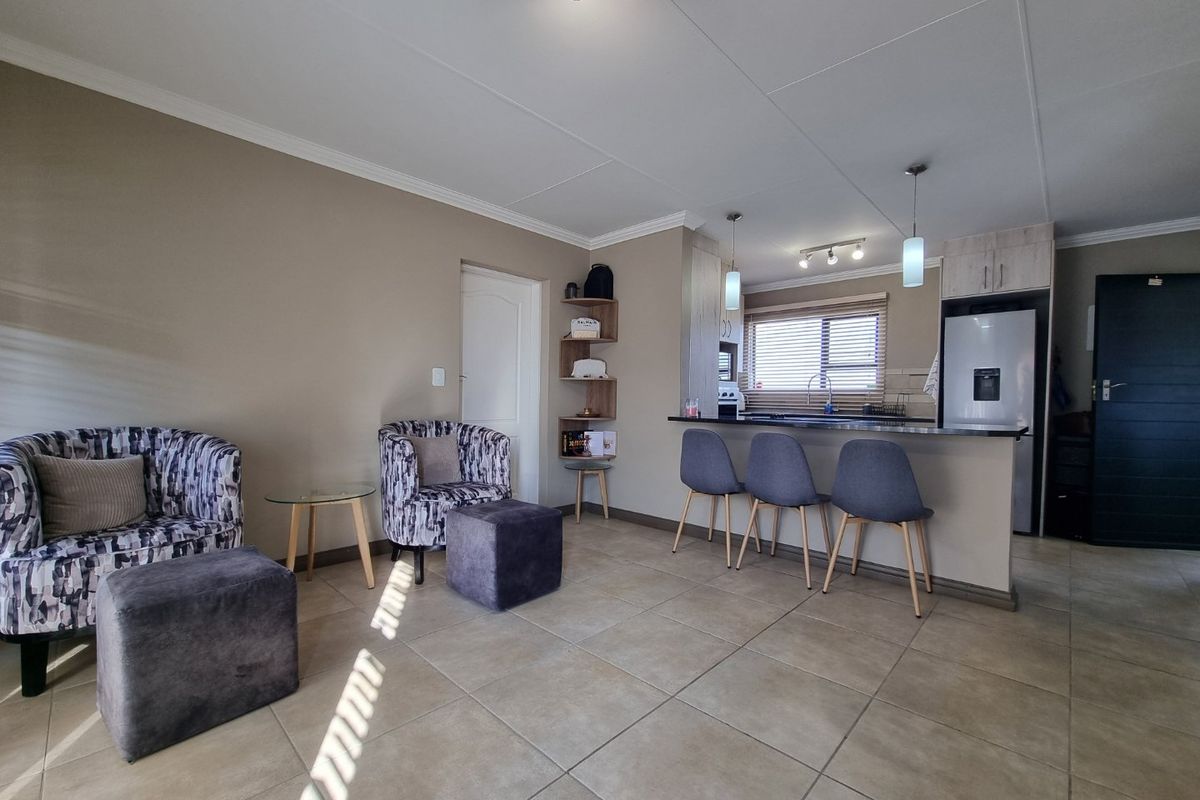 Amberfield City - 2 Bed + 2 Bath + 2 Carports - Photo 5