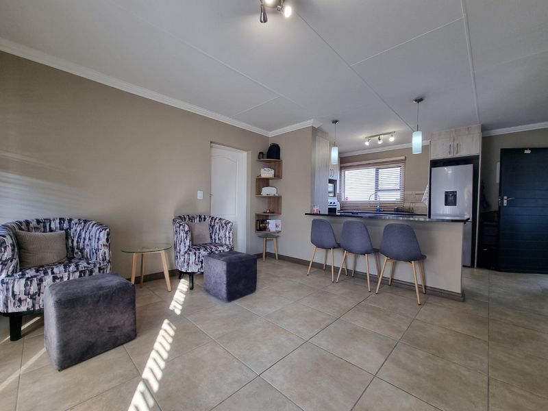 Amberfield City - 2 Bed + 2 Bath + 2 Carports - Photo 5