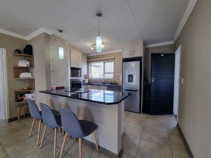 Amberfield City - 2 Bed + 2 Bath + 2 Carports - Photo 1