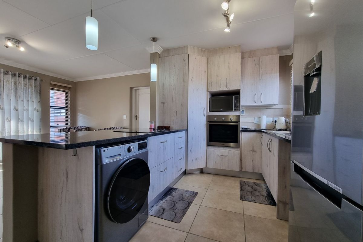 Amberfield City - 2 Bed + 2 Bath + 2 Carports - Photo 2