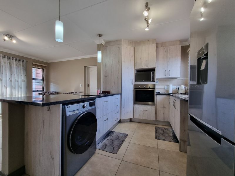 Amberfield City - 2 Bed + 2 Bath + 2 Carports - Photo 2