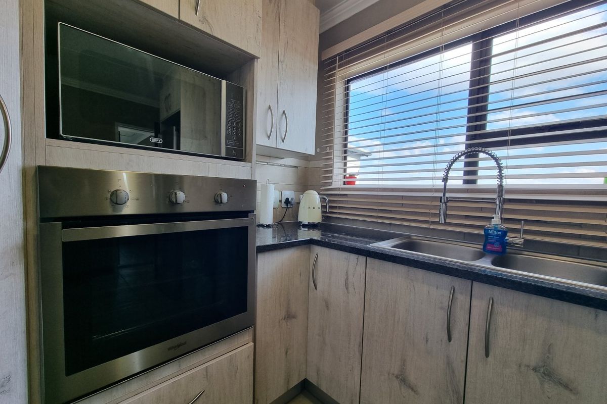 Amberfield City - 2 Bed + 2 Bath + 2 Carports - Photo 4