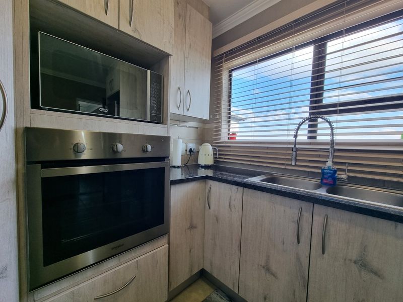 Amberfield City - 2 Bed + 2 Bath + 2 Carports - Photo 4