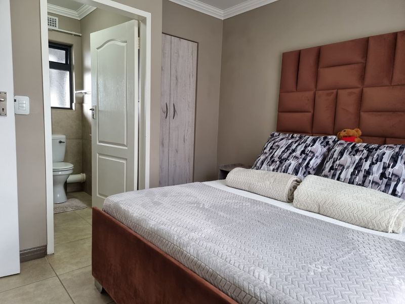 Amberfield City - 2 Bed + 2 Bath + 2 Carports - Photo 10