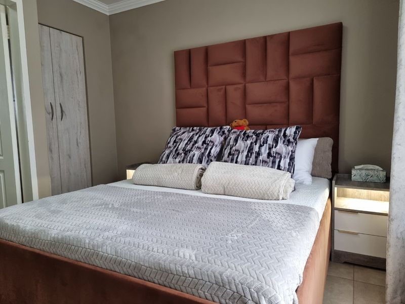 Amberfield City - 2 Bed + 2 Bath + 2 Carports - Photo 8