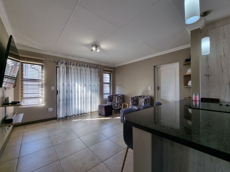 Amberfield City - 2 Bed + 2 Bath + 2 Carports - Photo 6