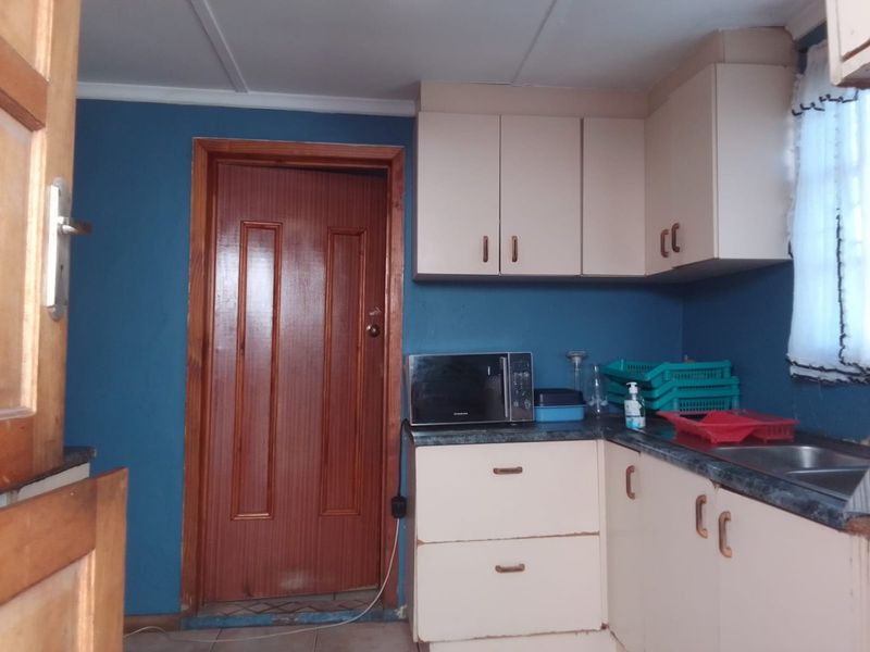 2 bedroom house for sale in KwaZakhele - Photo 3