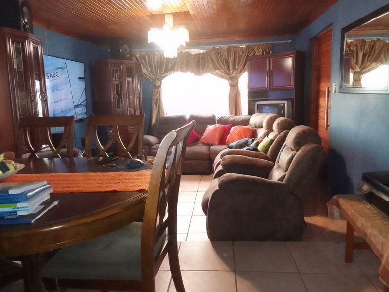2 bedroom house for sale in KwaZakhele - Photo 4