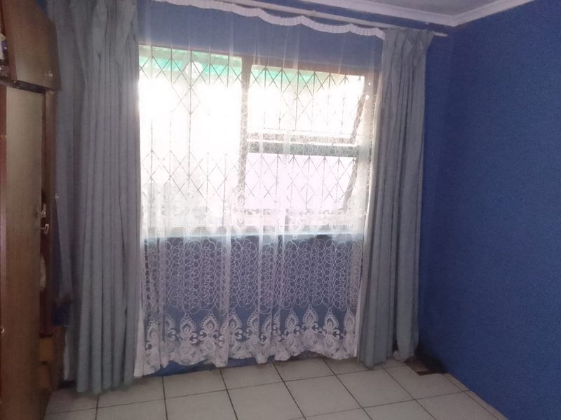 2 bedroom house for sale in KwaZakhele - Photo 10
