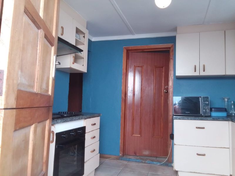 2 bedroom house for sale in KwaZakhele - Photo 2