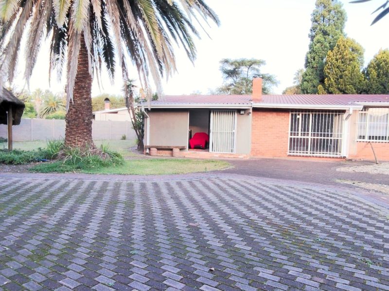 Spacious Family Home with Study, Lapa & Secure Parking in a Prime Location - Photo 1