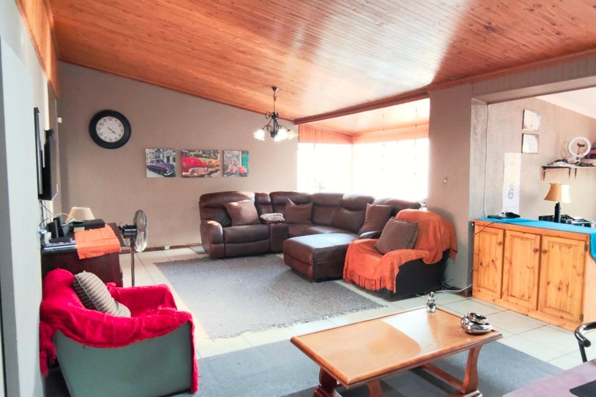 Spacious Family Home with Study, Lapa & Secure Parking in a Prime Location - Photo 4