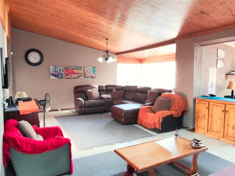 Spacious Family Home with Study, Lapa & Secure Parking in a Prime Location - Photo 4