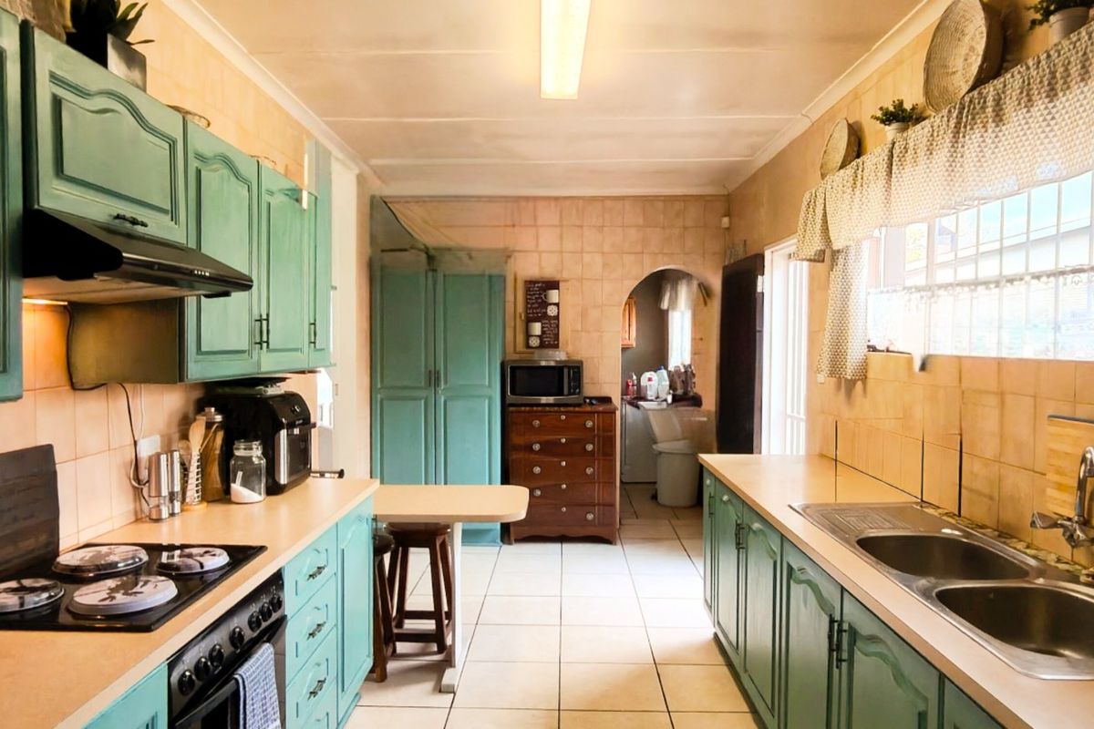 Spacious Family Home with Study, Lapa & Secure Parking in a Prime Location - Photo 2