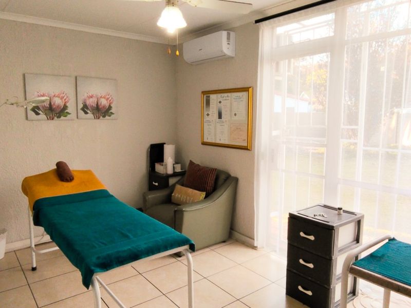 Spacious Family Home with Study, Lapa & Secure Parking in a Prime Location - Photo 10